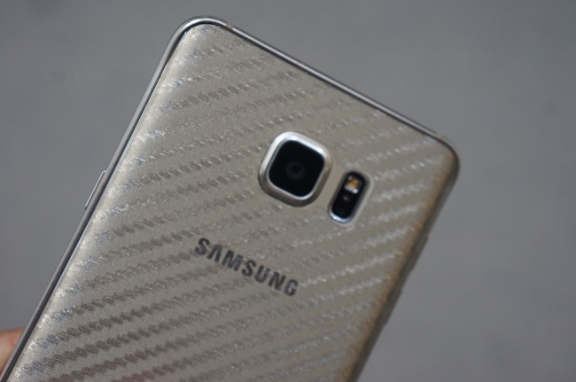 Miếng Dán Mặt Sau Vân Carbon Samsung Galaxy Note 5 Giá Rẻ chất liệu vân dạng carbon rất độc đáo và sang trọng khả năng dính rất tốt, khó trầy xước ,không bám bụi cầm tay rất thoải mái
